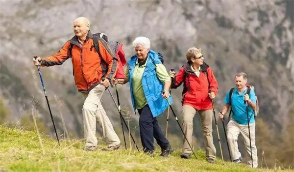 老年人秋季旅游登山